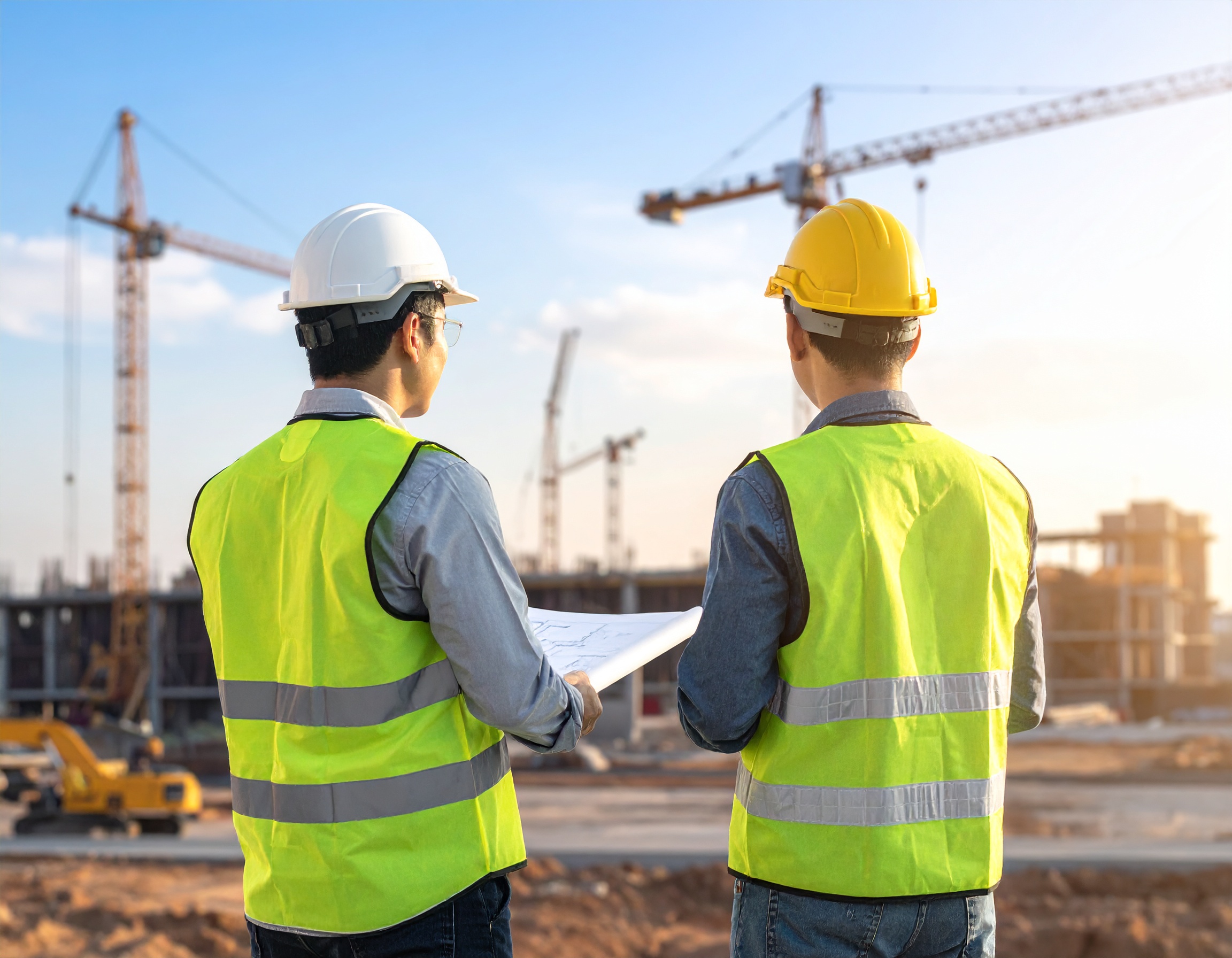 Firefly_Un’immagine realistica e luminosa di un architetto e un applicatore che osservan un c 838994